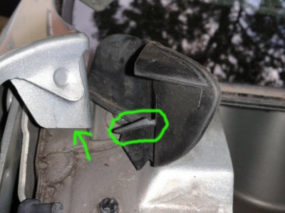 small2.jpg (90.96 KiB) Zobrazeno 3668 x Háček gumy patří pod blatník.