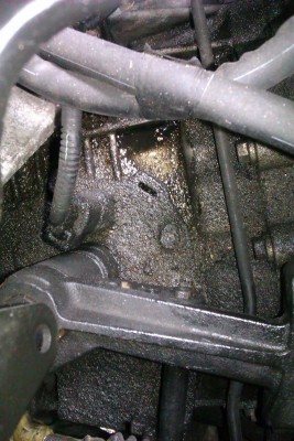 tak zde to teče mám podezření na systém mechanismu řazení že při zařazení to šplíchá někde kolem toho