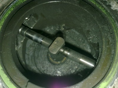 Natáčacia oska úplne vydratá typnite kde by mali byť ložiská.