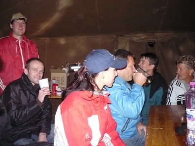 Zleva Misoo,pod ním Alfi, Taspy, Hawk, Carlos a Eva (Hawk)