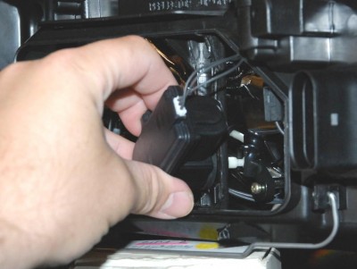 Otočit - někdy nutno ještě trochu zakvedlat, protože se to někdy zahákne a nejde povytáhnout