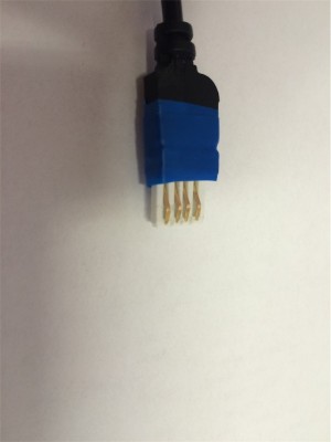 Upravený USB konektor s vyhnutýma kontaktama.