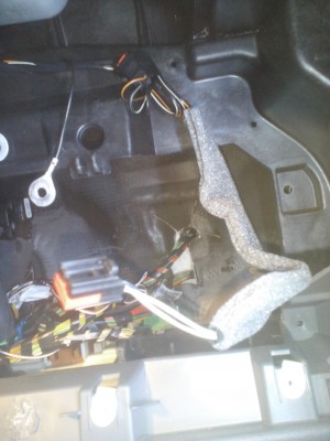 prostor kastliku, kolem aux vstupu -  konektor se tremi draty..