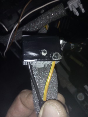 prostor u ovl. topeni, konektor se dvema draty.. detail