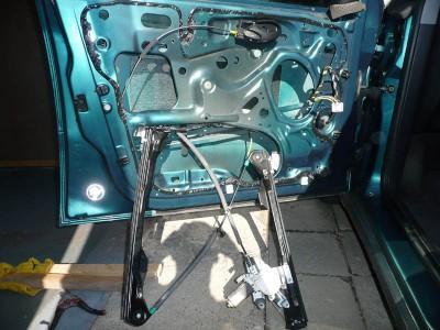 Vyndat stahovačku s prasklým lanovodem je sranda.Je tvárná.U téhle nové je to trochu složitější,ale jde to….