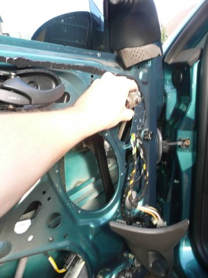 Tenhle otvor byl nejvýhodnější pro druhou stranu.Doporučuji pro utahování buď stranový klíč nebo herkulika…