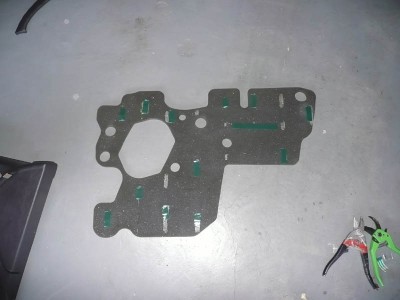 Pro opětovné nalepení jsem použil kvalitní oboustranou lepící pásku…