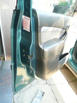 Zašroubujeme šrouby po obvodu a zacvakneme černý trojůhelník s ovládáním zrcátek.To nemám nafocené…. 