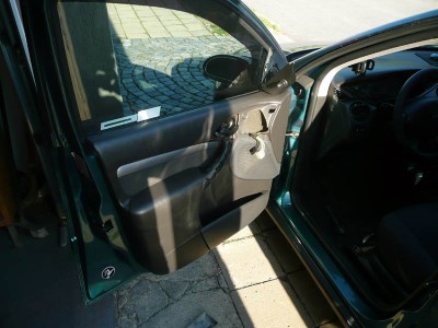 Nasadíme tapec dveří.Je potřeba řádně usadit hranu visící na okně!!!