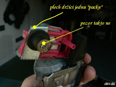 Jestli budete dávat šroubek na ten pahýl ( si o to přímo říká) v mém případě škrtá o výztuhu dveří sice jen nepatrně,ale přeci.(volte co nejnižší a bez podložky to by mělo stačit.)Vyndávat stahovačku znovu se mi,ale nechce,na funkci nemá vliv jen v jednom místě lehce škrtne.Pozor,ale kdyby byl vyšší už by se mohl zachytit o hranu výztuhy.Jde o levou stranu.