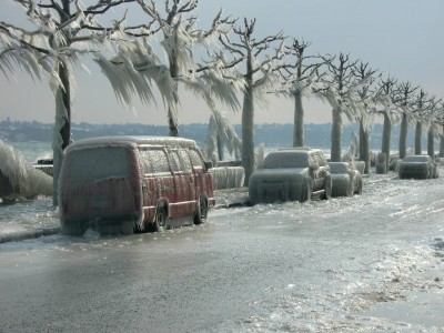 Celé auto obalené ledem.