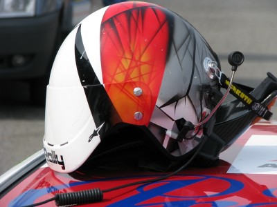 Spolujezdcova helma zatim ceka, pomahal totiz pilotovi dostat se do pasu