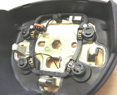 nový volant s konektorem a zřejmě uzemňovacím kabelem. Chybí ještě žlutý káblik vedoucí k airbagu