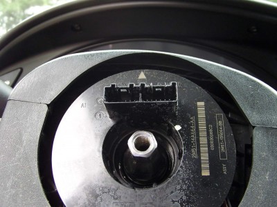 upínací šestihran volantu a konektor do kterého se zasazuje níže uvedený airbag