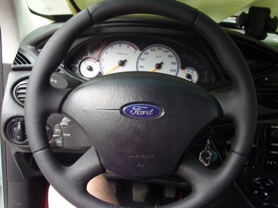 Ty kousky nití jsou tam jenom dočasně, aby se lépe uchytili ty mosty. Je jich více, než na původním.