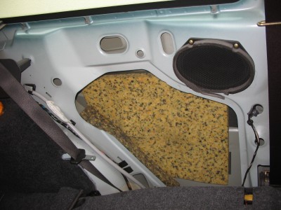 IMG_6274.jpg (50.09 KiB) Zobrazeno 1653 x Tu izolaci asi odlepit a následně celý vnitřek vytlumit? A pak na to dodatečně zase nalepit tu orig. izolaci?