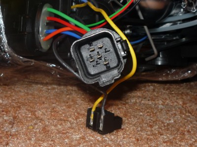 Konektor na stávající zapojení v autě.