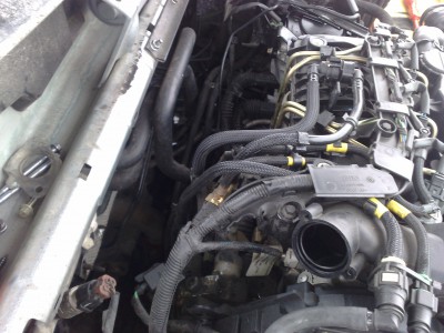 tu vidno kam ta rura bola pripojena k motoru...ten otvor :o))...a v lavo je ten pliesok ktr jemedzi egr samotnym a motorom...pozor aby vam nespadol ked z egr vytiahnete tie dlhe sruby