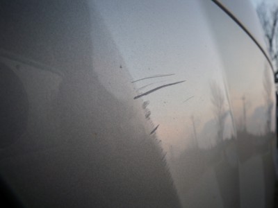 Na leme blatníka pri oblúku výrezu kolesa