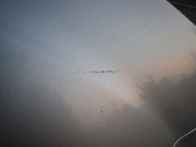 Medzi otvorom-výrezom kolesa a hornou hranou blatníka...