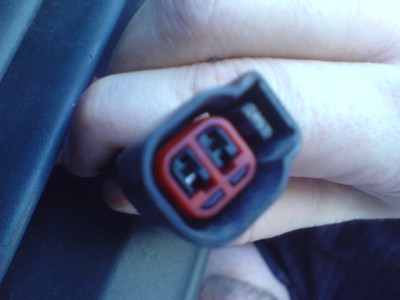 Pohled na konektor, ktery je vyveden kousek od klaksonu. Stejny typ konektoru je vyveden i v leve casti u narazniku.