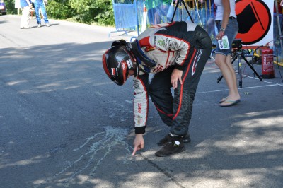 co to muže být? že by mu tekl olej?